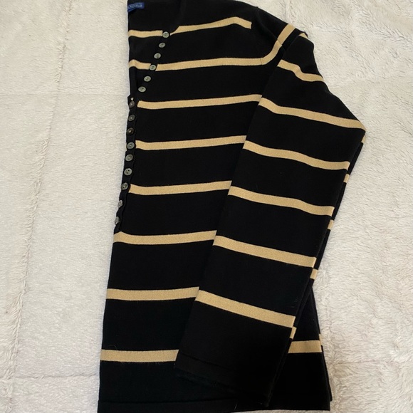 EUC! LT. WEIGHT V NECK SWEATER W/HENLEY BUTTONS. - Picture 4 of 14